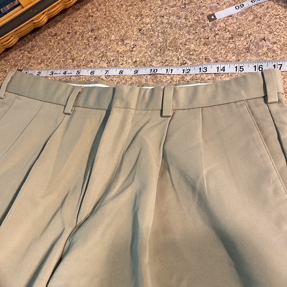 Docker’s Golf Khaki Tan Pants Pleated and Cuffed Bottoms W34 x L30 - Picture 5 of 16